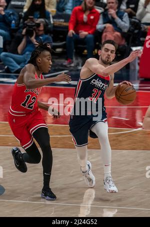 Washington, USA. 29. März 2022. WASHINGTON, DC - 29. MÄRZ: Der Wache der Washington Wizards Tomas Satoransky (31) rast während 12 eines NBA-Spiels zwischen den Washington Wizards und den Chicago Bulls am 29. März 2022 in der Capital One Arena in Washington, DC, von der Wache der Chicago Bulls weg. (Foto von Tony Quinn/SipaUSA) Quelle: SIPA USA/Alamy Live News Stockfoto