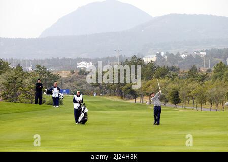 26. Nov 2004-Seogwipo, Südkorea-Kevin Na-Fahrer schoss am 26. November 2004 in Südkorea ein Spiel bei einer PGA TOUR Championship 2 in der Halle. Stockfoto