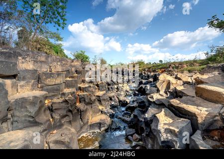 La Ruai Rock Stream, IaLy Stadt, Chu Pah, Provinz Gia Lai, Vietnam mit alten Felsen über 100 Millionen Jahre alt ist ein besonders attraktives Ziel Stockfoto