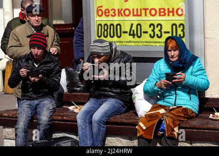 Am 28. März 2022 essen die Menschen im Bahnhof von Odesa, Südukraine, kostenlose warme Mahlzeiten, die von Freiwilligen für Binnenvertriebene bereitgestellt werden. Foto von Yulii Zozuia/Ukrinform/ABACAPRESS.COM Stockfoto