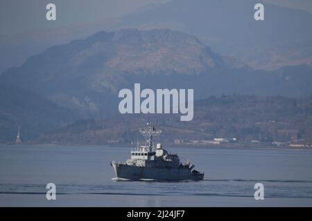 FS L'Aigle (M647), ein Minenjäger der Eridan-Klasse (Tripartite), der von der französischen Marine betrieben wird und an Gourock am Firth of Clyde vorbeiführt. Das Schiff befand sich nach einem Hafenbesuch in der Stadt Glasgow auf ihrer Rückreise. Stockfoto