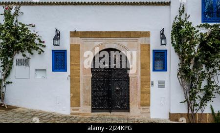 Blick auf die typische Fassade eines Hauses in der mediterranen Stadt Sidi Bou Said, einer Stadt im Norden Tunesiens, etwa 20 km von Tunis entfernt Stockfoto