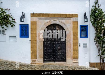 Blick auf die typische Fassade eines Hauses in der mediterranen Stadt Sidi Bou Said, einer Stadt im Norden Tunesiens, etwa 20 km von Tunis entfernt Stockfoto