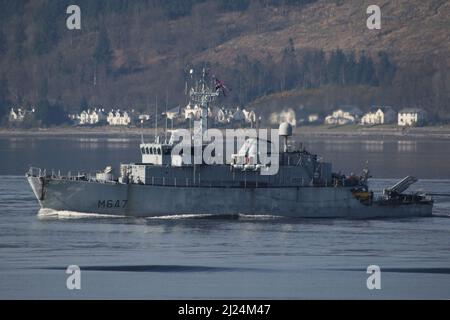 FS L'Aigle (M647), ein Minenjäger der Eridan-Klasse (Tripartite), der von der französischen Marine betrieben wird und an Gourock am Firth of Clyde vorbeiführt. Das Schiff befand sich nach einem Hafenbesuch in der Stadt Glasgow auf ihrer Rückreise. Stockfoto