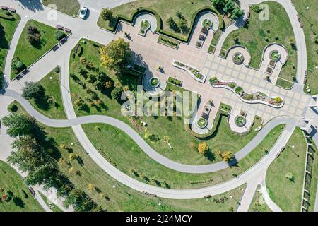 Luftaufnahme von oben auf Kreis Wanderwege und grünen Rasen im Sommer Park an sonnigen Tag Stockfoto
