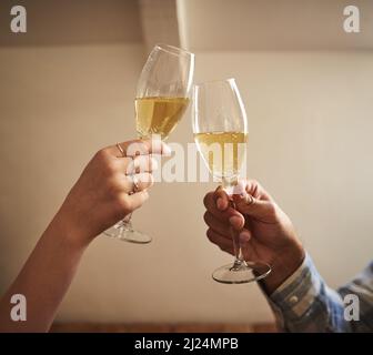 Prost zu uns. Aufnahme eines unverkennbaren Paares, das in einem Café röste. Stockfoto