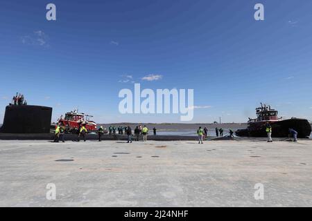 Wilmington, DE, USA. 29. März 2022. Crews arbeiten an der Stabilisierung des U-Bootes USS Delaware der Virginia-Klasse mit Seilen in Wilmington Dienstag, 29. März 2022; im Hafen von Wilmington in Wilmington, DE. (Bild: © Saquan Stimpson/ZUMA Press Wire) Stockfoto