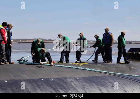 Wilmington, DE, USA. 29. März 2022. Crews arbeiten an der Stabilisierung des U-Bootes USS Delaware der Virginia-Klasse mit Seilen in Wilmington Dienstag, 29. März 2022; im Hafen von Wilmington in Wilmington, DE. (Bild: © Saquan Stimpson/ZUMA Press Wire) Stockfoto