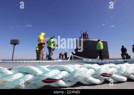 Wilmington, DE, USA. 29. März 2022. Crews arbeiten an der Stabilisierung des U-Bootes USS Delaware der Virginia-Klasse mit Seilen in Wilmington Dienstag, 29. März 2022; im Hafen von Wilmington in Wilmington, DE. (Bild: © Saquan Stimpson/ZUMA Press Wire) Stockfoto