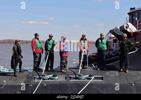 Wilmington, DE, USA. 29. März 2022. Crews arbeiten an der Stabilisierung des U-Bootes USS Delaware der Virginia-Klasse mit Seilen in Wilmington Dienstag, 29. März 2022; im Hafen von Wilmington in Wilmington, DE. (Bild: © Saquan Stimpson/ZUMA Press Wire) Stockfoto