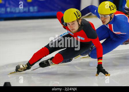 Sep 25, 2009-Seoul, Südkorea-Herrmann Paul, vorne, der Deutsche, tritt am 25. September 2009 in Seoul, Südkorea, bei den Herren-1000-Meter-Läufen der ISU-Weltmeisterschaft 2009 im Shorttrack-Bereich an. Stockfoto