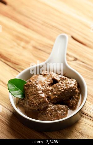 Semur Daging Sapi oder indonesischer Rindereintopf, beliebtes indonesisches Menü während Eid al Adha oder Edi Fitr Lebaran. Stockfoto