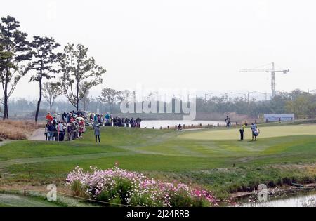 Okt 8, 2011-Incheon, Südkorea-Zuschauer versammeln sich auf dem Grün, um die Aktion während der LPGA-Meisterschaft von Hana Bank im Sky72 Golf Club in Incheon am 8. Oktober 2011, Südkorea, zu beobachten. Stockfoto