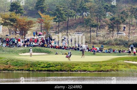 Okt 8, 2011-Incheon, Südkorea-Zuschauer versammeln sich auf dem Grün, um die Aktion während der LPGA-Meisterschaft von Hana Bank im Sky72 Golf Club in Incheon am 8. Oktober 2011, Südkorea, zu beobachten. Stockfoto