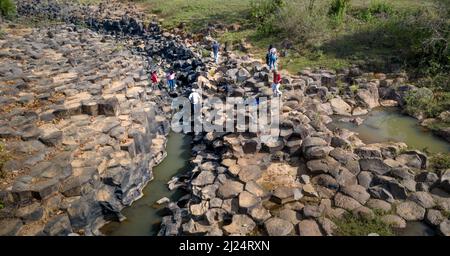 La Ruai Stone Stream, Provinz Gia Lai, Vietnam - 5. März 2022: IA Ruai Stone Stream wird aus vulkanischem Gestein mit einzigartigen Formen wie Stacks von r gebildet Stockfoto