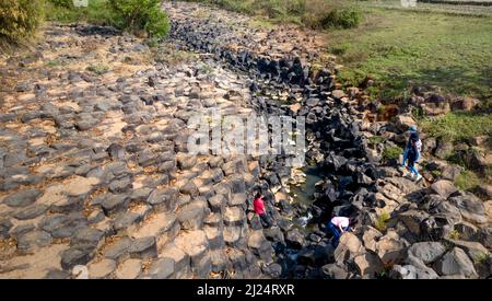 La Ruai Stone Stream, Provinz Gia Lai, Vietnam - 5. März 2022: IA Ruai Stone Stream wird aus vulkanischem Gestein mit einzigartigen Formen wie Stacks von r gebildet Stockfoto