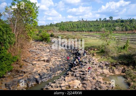 La Ruai Stone Stream, Provinz Gia Lai, Vietnam - 5. März 2022: IA Ruai Stone Stream wird aus vulkanischem Gestein mit einzigartigen Formen wie Stacks von r gebildet Stockfoto