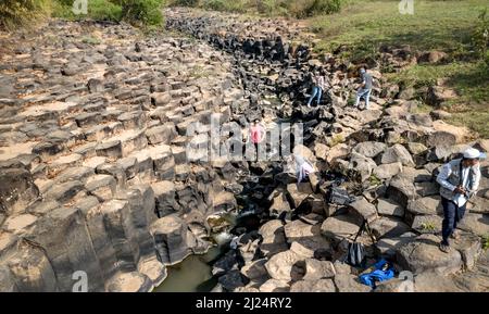 La Ruai Stone Stream, Provinz Gia Lai, Vietnam - 5. März 2022: IA Ruai Stone Stream wird aus vulkanischem Gestein mit einzigartigen Formen wie Stacks von r gebildet Stockfoto