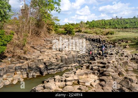 La Ruai Stone Stream, Provinz Gia Lai, Vietnam - 5. März 2022: IA Ruai Stone Stream wird aus vulkanischem Gestein mit einzigartigen Formen wie Stacks von r gebildet Stockfoto