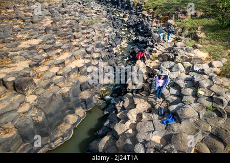 La Ruai Stone Stream, Provinz Gia Lai, Vietnam - 5. März 2022: IA Ruai Stone Stream wird aus vulkanischem Gestein mit einzigartigen Formen wie Stacks von r gebildet Stockfoto