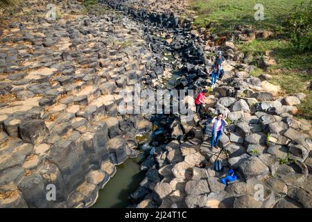 La Ruai Stone Stream, Provinz Gia Lai, Vietnam - 5. März 2022: IA Ruai Stone Stream wird aus vulkanischem Gestein mit einzigartigen Formen wie Stacks von r gebildet Stockfoto