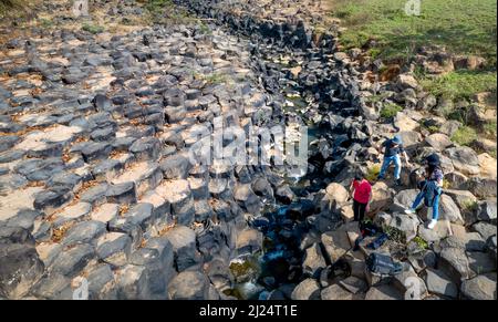 La Ruai Stone Stream, Provinz Gia Lai, Vietnam - 5. März 2022: IA Ruai Stone Stream wird aus vulkanischem Gestein mit einzigartigen Formen wie Stacks von r gebildet Stockfoto