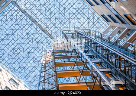 Moderner Architekturhintergrund. Innenansicht auf modernes Gebäude. Abstrakter architektonischer Hintergrund. Business Building – Abstrakter Hintergrund Stockfoto