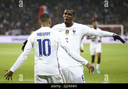 Kylian Mbappe aus Frankreich feiert sein zweites Tor mit Paul Pogba während des Internationalen Freundschaftsspiels zwischen Frankreich und Südafrika am 29. März 2022 im Stade Pierre Mauroy in Villeneuve-d'Ascq bei Lille, Frankreich - Foto: Jean Catuffe/DPPI/LiveMedia Stockfoto