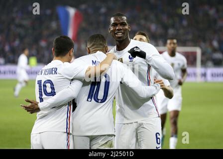 Kylian Mbappe aus Frankreich feiert sein zweites Tor mit Wissam Ben Yedder und Paul Pogba während des Internationalen Freundschaftsspiels zwischen Frankreich und Südafrika am 29. März 2022 im Stade Pierre Mauroy in Villeneuve-d'Ascq bei Lille, Frankreich - Foto: Jean Catuffe/DPPI/LiveMedia Stockfoto