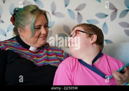 Rev. Charlotte Kephire mit ihrem Sohn Adam Kephire in ihrem Haus in Newport, Shropshire. Adam wurde mit schweren Behinderungen verlassen, nachdem das Personal sieben Stunden lang keine Antibiotika verabreichen konnte, als er während der Geburt im März 2011 eine Infektion erwischte. Der Ockenden-Bericht hat sich mit 1.862 Fällen innerhalb der Entbindungsstation in Shrewsbury und Telford NHS Trust beschäftigt, wobei die meisten Vorfälle zwischen 2000 und 2019 stattgefunden haben. Bilddatum: Dienstag, 29. März 2022. Stockfoto