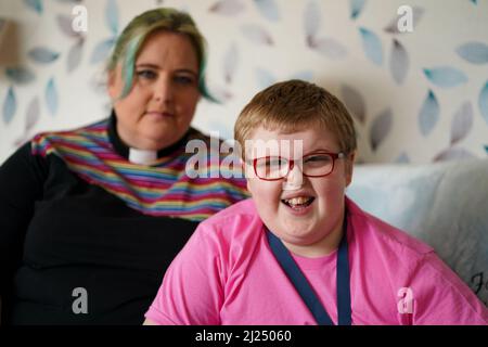 Rev. Charlotte Kephire mit ihrem Sohn Adam Kephire in ihrem Haus in Newport, Shropshire. Adam wurde mit schweren Behinderungen verlassen, nachdem das Personal sieben Stunden lang keine Antibiotika verabreichen konnte, als er während der Geburt im März 2011 eine Infektion erwischte. Der Ockenden-Bericht hat sich mit 1.862 Fällen innerhalb der Entbindungsstation in Shrewsbury und Telford NHS Trust beschäftigt, wobei die meisten Vorfälle zwischen 2000 und 2019 stattgefunden haben. Bilddatum: Dienstag, 29. März 2022. Stockfoto