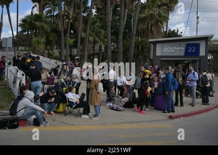 Imperial Beach, Kalifornien, USA. 29. März 2022. Rund 150 Ukrainer versammelten sich am Dienstag, den 29. März 2022, an einem städtischen Busbahnhof in der Nähe des Einreisehafens von San Ysidro, um vorregistriert zu werden und in geringer Zahl angerufen zu werden, um in Tijuana, Mexiko, in San Diego, Kalifornien, Asyl zu beantragen. (Bild: © Carlos A. Moreno/ZUMA Press Wire) Stockfoto