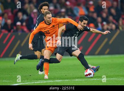 Ilkay Gündogan, DFB 21, Wettkämpfe um den Ball, Tackling, Duell, Header, zweikampf, Action, Kampf gegen Teun Koopmeiners, NL 20 im Freundschaftsspiel NIEDERLANDE - DEUTSCHLAND Vorbereitung auf die Weltmeisterschaft 2022 in Katar, Saison 2021/2022, am 29. März 2022 in Amsterdam, Niederlande. © Peter Schatz / Alamy Live News Stockfoto