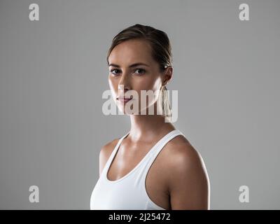 Es geht darum, fit zu werden. Eine kurze Aufnahme einer attraktiven Brünette, die zuversichtlich in Bezug auf ihr bevorstehendes Workout aussieht. Stockfoto