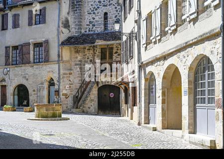 Brunnen auf einem Platz in der Altstadt von Beaulieu-sur-Dordogne, Frankreich Stockfoto