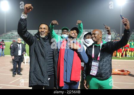 Kameruns Spieler feiern mit Samuel Eto'o, dem Präsidenten des kamerunischen Fußballverbands, nachdem sie sich nach ihrem Spiel gegen Algerien am 29. März 2022 im Mustapha Tchaker Stadium in Blida für die Qatar World Cup 2022 in Katar qualifiziert haben. Foto von Hamza Bouhara/ABACAPRESS.COM Stockfoto