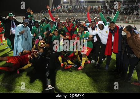 Kameruns Spieler feiern mit Samuel Eto'o, dem Präsidenten des kamerunischen Fußballverbands, nachdem sie sich nach ihrem Spiel gegen Algerien am 29. März 2022 im Mustapha Tchaker Stadium in Blida für die Qatar World Cup 2022 in Katar qualifiziert haben. Foto von Hamza Bouhara/ABACAPRESS.COM Stockfoto