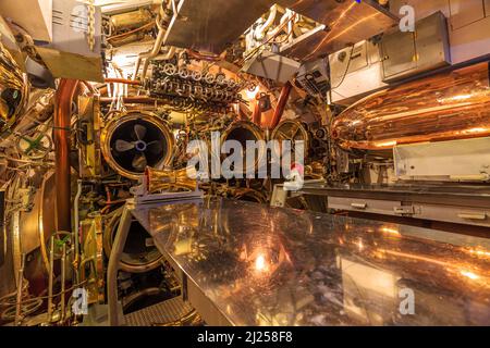 HONOLULU, OAHU, HAWAII, USA - 21. AUGUST 2016: Torpedoraum mit Torpedos der USS Bowfin Submarine SS-287 in Pearl Harbor. Historisches Wahrzeichen der Stockfoto