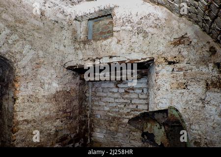 Enger Korridor im Lutsker Kerker in der Ukraine Stockfoto