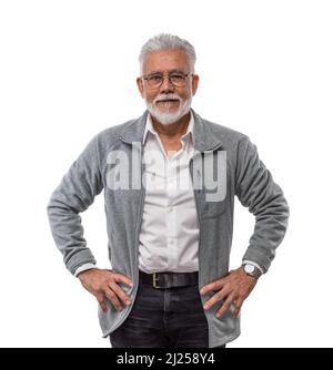 Ein älterer kaukasischer stilvoller Mann in einer grauen Jacke posiert im Studio auf weißem Hintergrund. Konzept des Trend-Alterns. Stockfoto