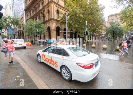 Weißes australisches Taxi im Stadtzentrum von Sydney, NSW, Australien Stockfoto