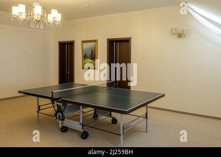 Standard-Tischtennisplatte im Hotelzimmer, mobile Tischtennisplatte. Stockfoto