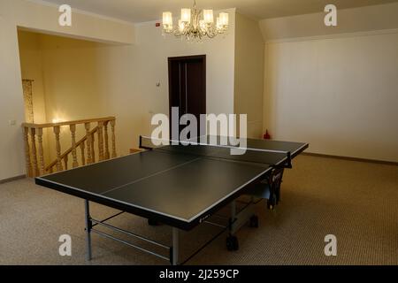 Standard-Tischtennisplatte im Hotelzimmer, mobile Tischtennisplatte. Stockfoto