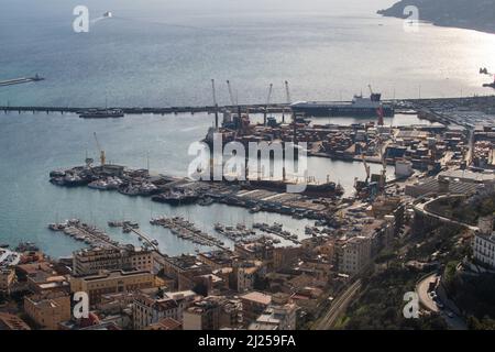 Salerno: Blick von oben auf den Hafen von Salerno Stockfoto