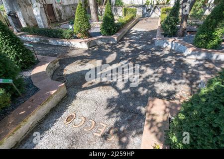 'Minerva's Garden' liegt am Rande des Burghügels, der das alte Salerno dominiert. Darin befindet sich der mittelalterliche 'Hortus sanitatis' (H Stockfoto