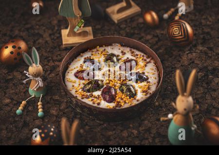 Karottenkuchen mit Schokoladeneiern für die Osterferien dekoriert Stockfoto