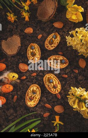 Süßes Gebäck mit Mandelcreme auf Osterhintergrund Stockfoto