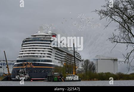 Papenburg, Deutschland. 30. März 2022. Das neu gebaute Kreuzschiff „Disney Wish“ der Meyer-Werft in Papenburg verlässt die Werft mit Hilfe von Schleppern und macht sich am Mittwoch auf den Weg zur Nordsee. Feuerwerk wird auf den Weg gebracht, Quelle: Lars Klemmer/dpa/Alamy Live News Stockfoto