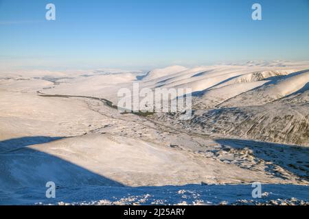 Blick nach Süden über den Drunochter Pass unter winterlichen Bedingungen von den Hängen des Geal Charn, Schottland. Stockfoto