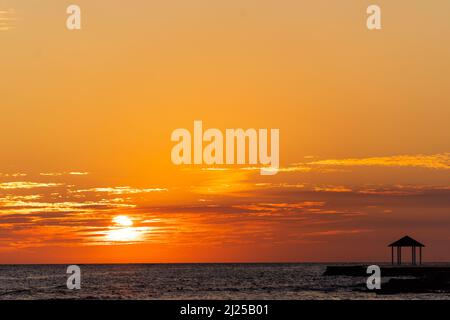 Unglaublich schöner, bester orangefarbener Sonnenuntergang oder Sonnenaufgang am Karibischen Meer in der Dominikanischen Republik. Meer, Himmel mit Wolken und Horizont. Qualitativ hochwertige Phot Stockfoto